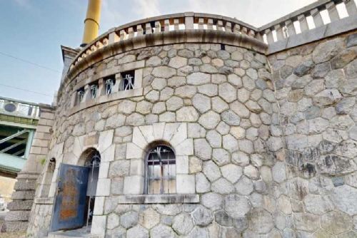 obrázek:Řemeslná zmrzlina v pilíři Čechova mostu nahradí dosavadní kavárnu