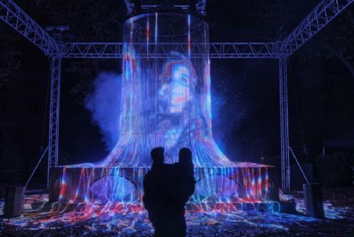 obrázek:Signal Festival poprvé zamíří do Dejvic. Nabídne 21 instalací, lasery na Vltavě i videomapping inspirovaný Václavem Havlem