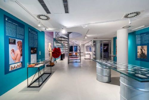 obrázek:Tančící dům slaví 30 let, výstava připomíná jeho vznik i proměny