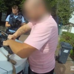 V Bohnicích zadrželi muže s 31,5 gramu pervitinu. V autě měl sáčky, váhu i hotovost