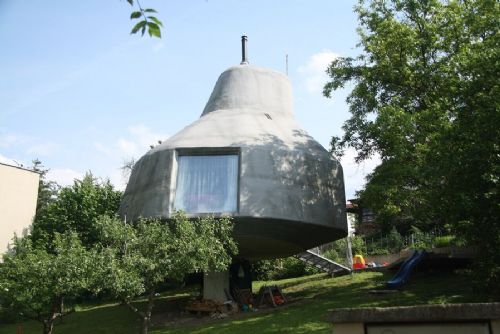 obrázek:V Kyjích je na prodej architektonický unikát. Dům v sadu od Jana Šépky stojí 13,5 milionu korun