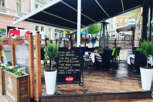Foto: Bezbariérová restaurace v centru Karlových Varů? To je restaurace Parlament