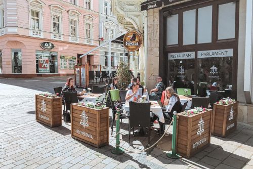 Foto: Zavedená restaurace Parlament v centru Karlových Varů vás zaujme svou pohodovou atmosférou a skvělým jídlem!